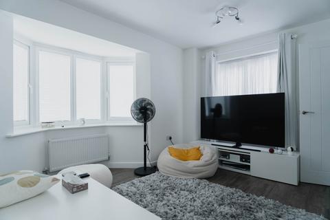3 bedroom semi-detached house to rent, Masar Close, Epsom