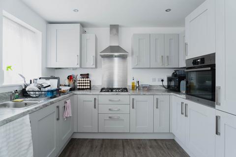 3 bedroom semi-detached house to rent, Masar Close, Epsom