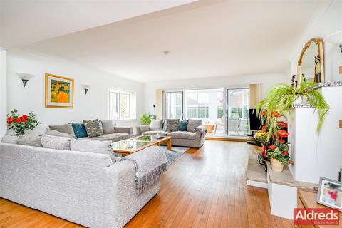 5 bedroom detached house for sale, Bately Avenue, Gorleston
