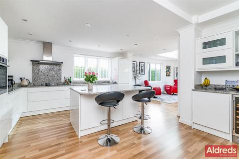 5 bedroom detached house for sale, Bately Avenue, Gorleston