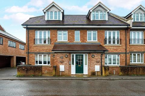 2 bedroom flat for sale, Wey Hill, Haslemere, Surrey, GU27