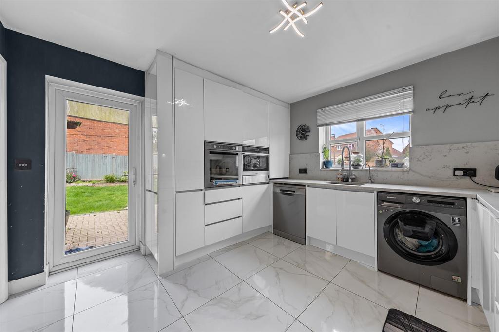 28 Shorham Rise Web18.jpg