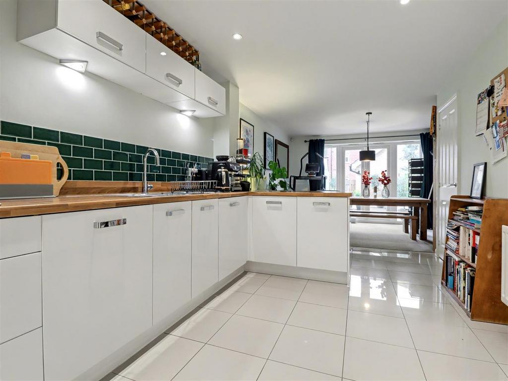Kitchen/breakfast/dining room
