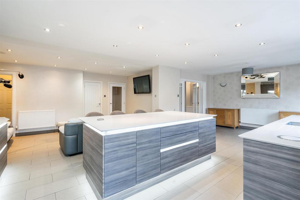 6 Regan Avenue 19.jpg