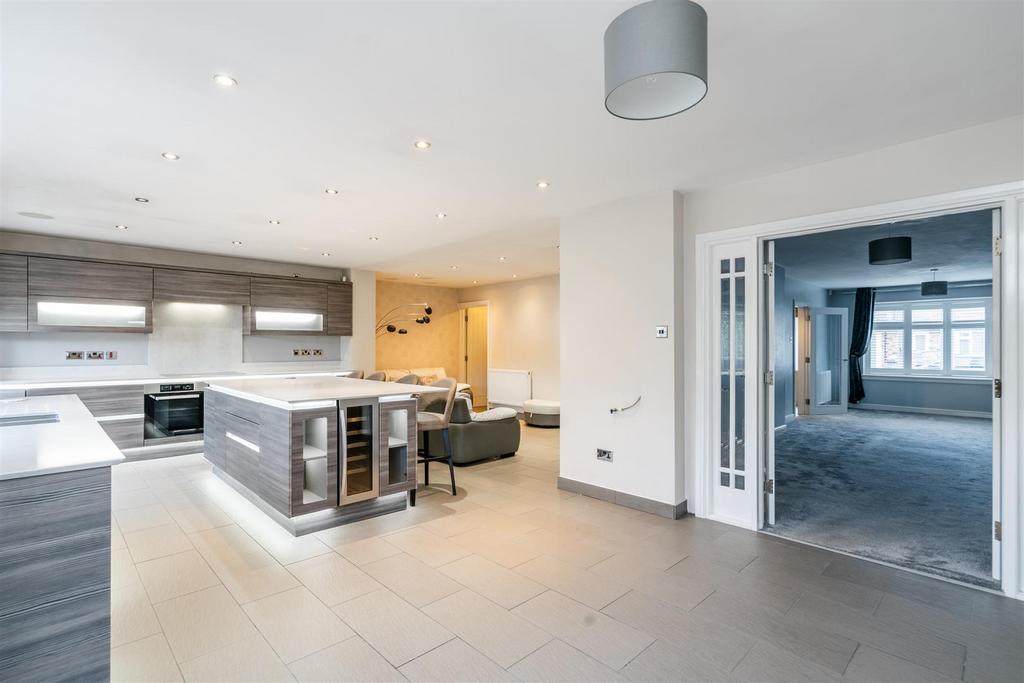 6 Regan Avenue 20.jpg
