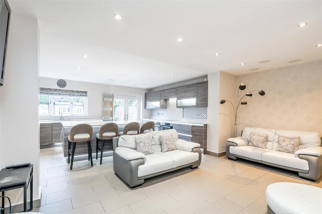 6 Regan Avenue 16.jpg