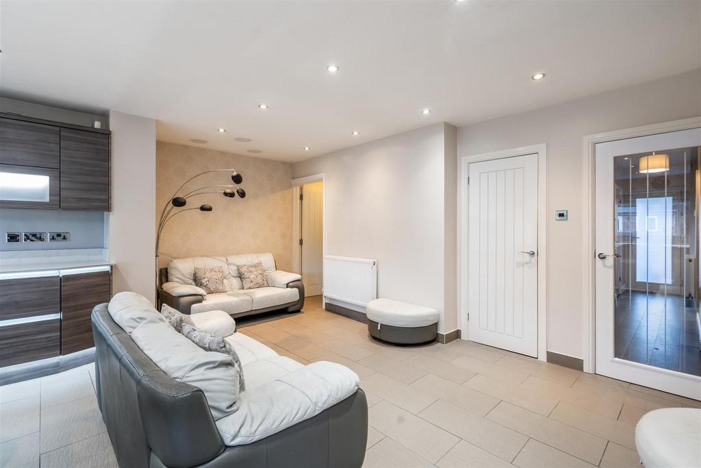 6 Regan Avenue 21.jpg