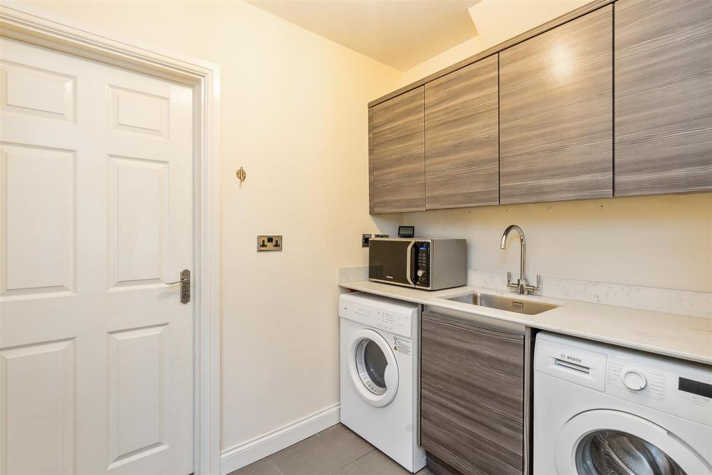 6 Regan Avenue 23.jpg