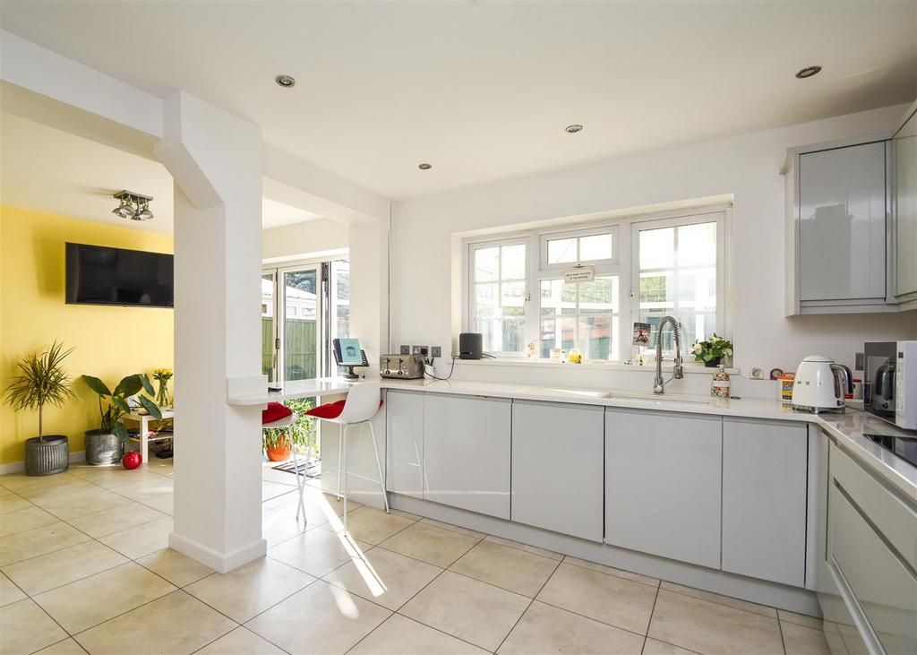 18 Corfton Drive - Breakfast Kitchen (2).jpg