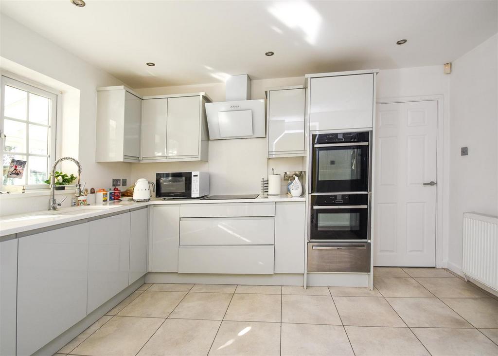 18 Corfton Drive - Breakfast Kitchen (3).jpg