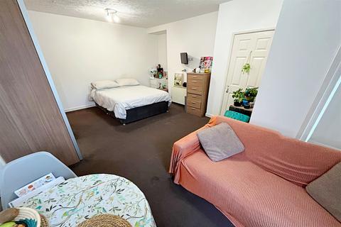 Studio to rent, Bournemouth Centre