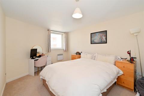 2 bedroom apartment to rent, Basin Approach, Limehouse E14