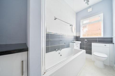 2 bedroom flat for sale, Claremont Avenue, Woking, GU22