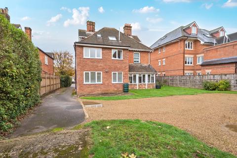 2 bedroom flat for sale, Claremont Avenue, Woking, GU22