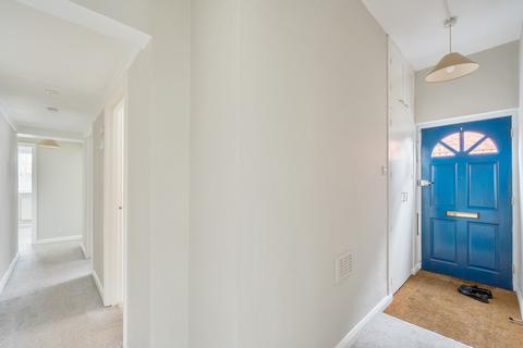 2 bedroom flat for sale, Claremont Avenue, Woking, GU22