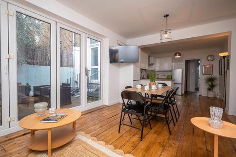 4 bedroom flat for sale, Crofton Road, London, SE5
