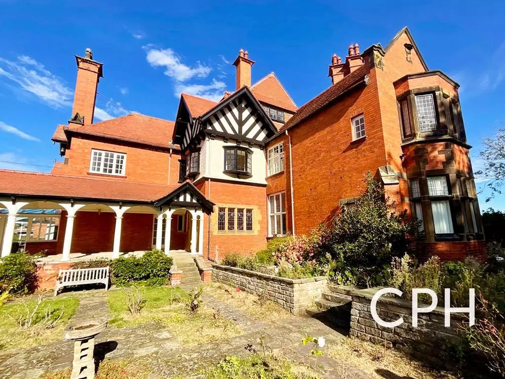 26 Holbeck Hill, Scarborough, YO11 3 bed apartment for sale - £90,000