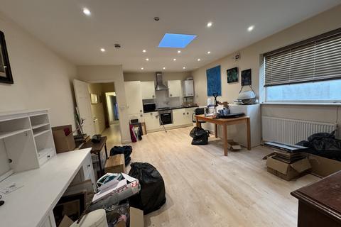 undefined, Finchley Road, London NW11