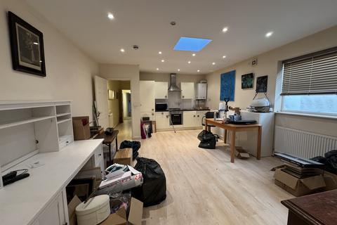 undefined, Finchley Road, London NW11