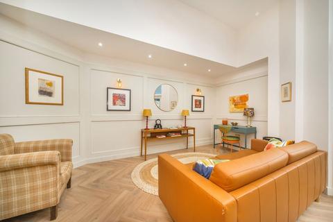 undefined, The Avenue, London W13
