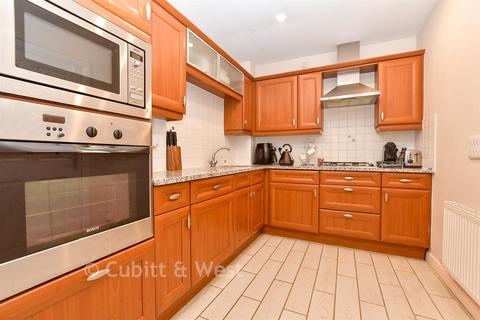 2 bedroom flat for sale, Wingfield Court, Banstead SM7