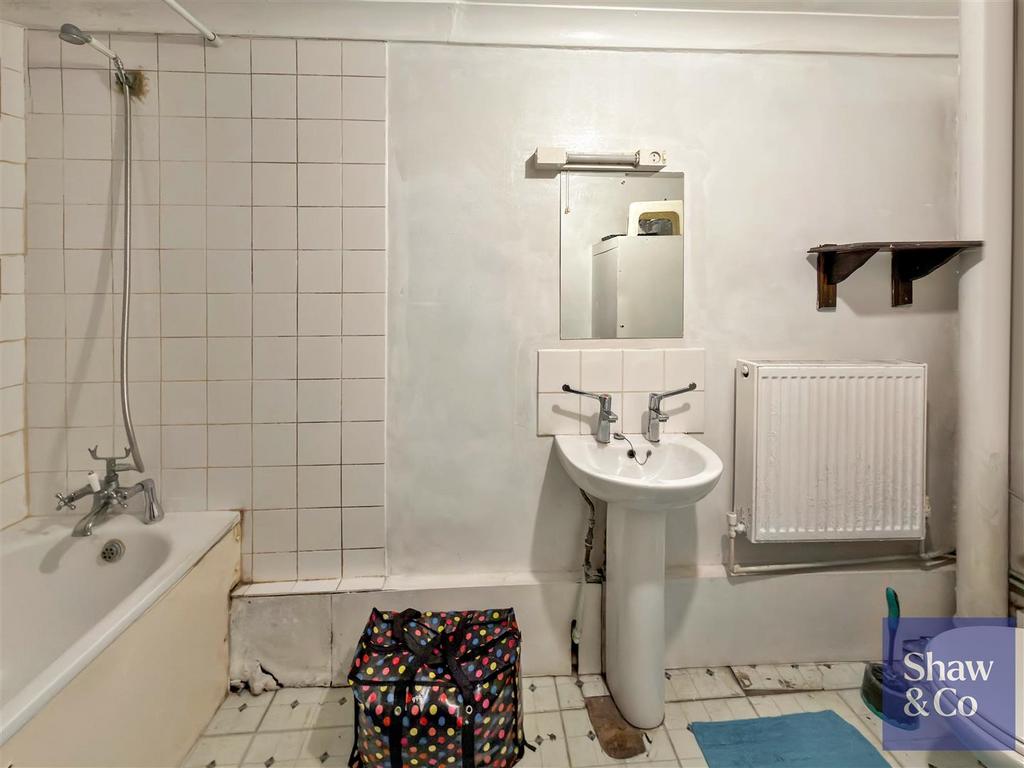 Downstairs Bathroom.jpeg