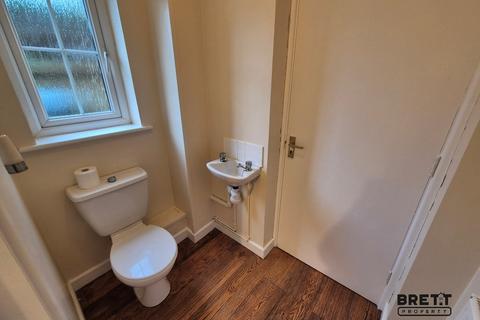 3 bedroom detached house to rent, 15 The Pound, Cosheston, Pembroke Dock, Pembrokeshire. SA72 4UF