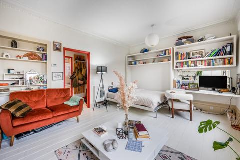 Studio to rent, Manse Road, London N16
