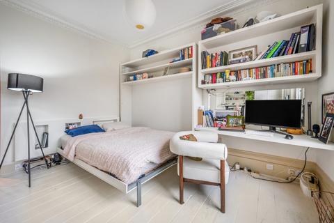 Studio to rent, Manse Road, London N16