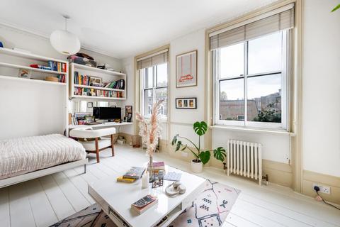 Studio to rent, Manse Road, London N16