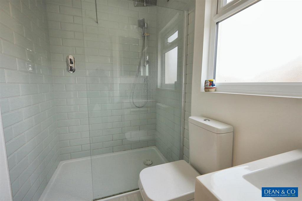 En suite shower