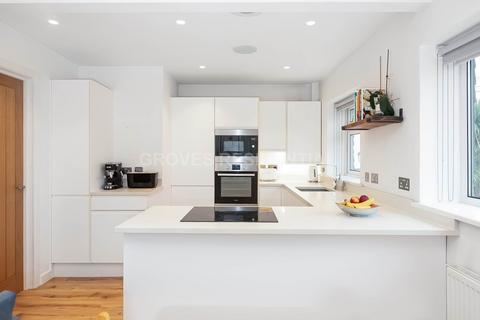 2 bedroom maisonette for sale, Sycamore Grove, New Malden