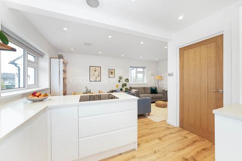 2 bedroom maisonette for sale, Sycamore Grove, New Malden