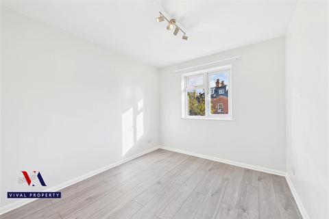 4 bedroom apartment to rent, Ash Grove, London NW2