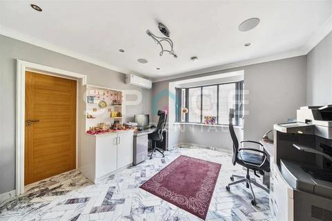 22 Highview Avenue, Edgware, HA8 9TZ