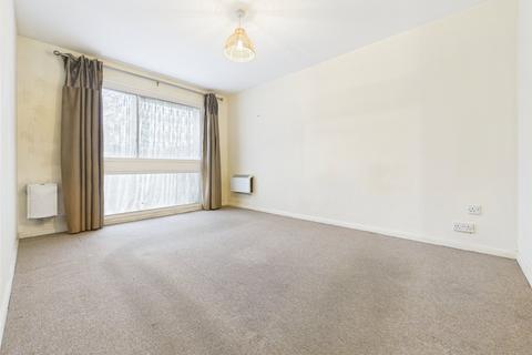 2 bedroom apartment to rent, Oakley Close, Isleworth