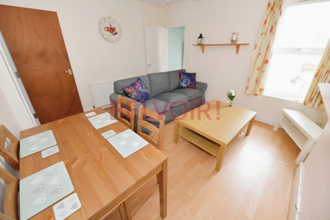 3 bedroom terraced house to rent, Burton Road, Southampton SO15