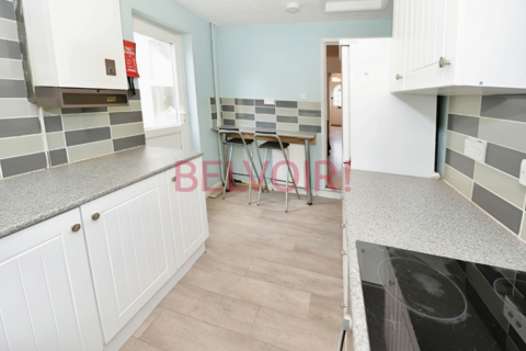 3 bedroom terraced house to rent, Burton Road, Southampton SO15