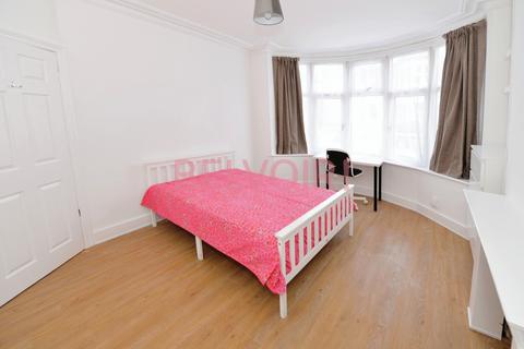 5 bedroom semi-detached house to rent, Harborough Road, Southampton SO15