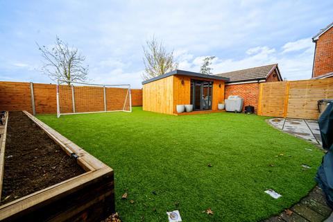 5 bedroom detached house for sale, Whinchat Gardens, Leighton Buzzard