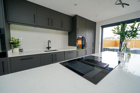 5 bedroom detached house for sale, Whinchat Gardens, Leighton Buzzard