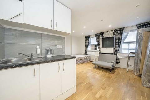 Studio to rent, Queensway, London W2