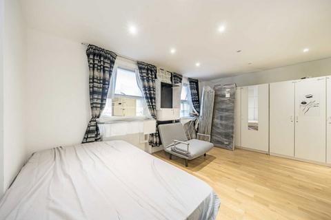 Studio to rent, Queensway, London W2