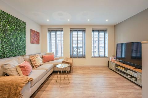 3 bedroom flat for sale, Discovery Walk, Wapping, London, E1W
