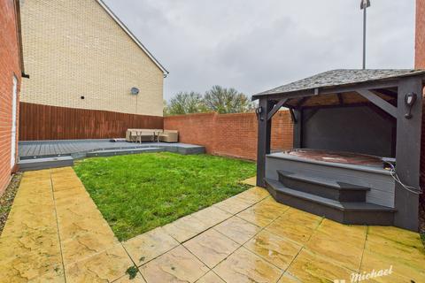 4 bedroom detached house for sale, Kirkes Way, Aylesbury