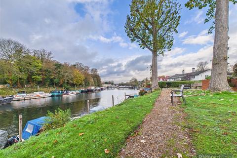 undefined, Hampton Court Road, East Molesey KT8