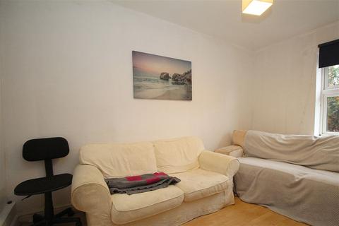 2 bedroom flat to rent, Carlton Close, Loughborough, LE11