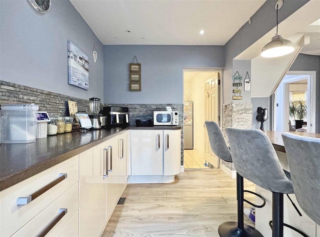 Kitchen b.jpg
