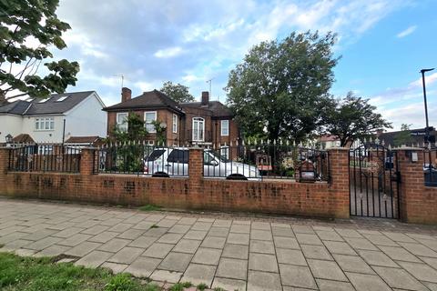 undefined, Great West Road, Hounslow, Greater London, TW5