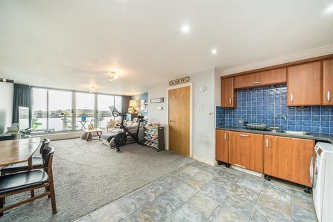 3 bedroom flat for sale, Balham Hill, London SW12